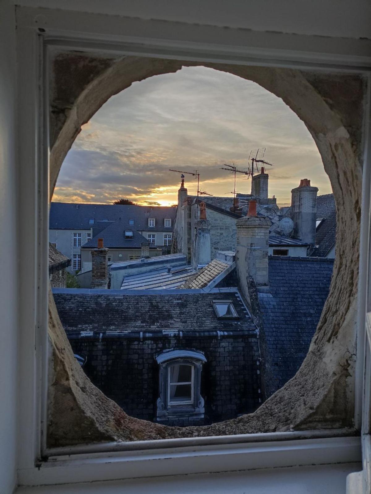 Charmant Appartement Renove Bayeux Bagian luar foto